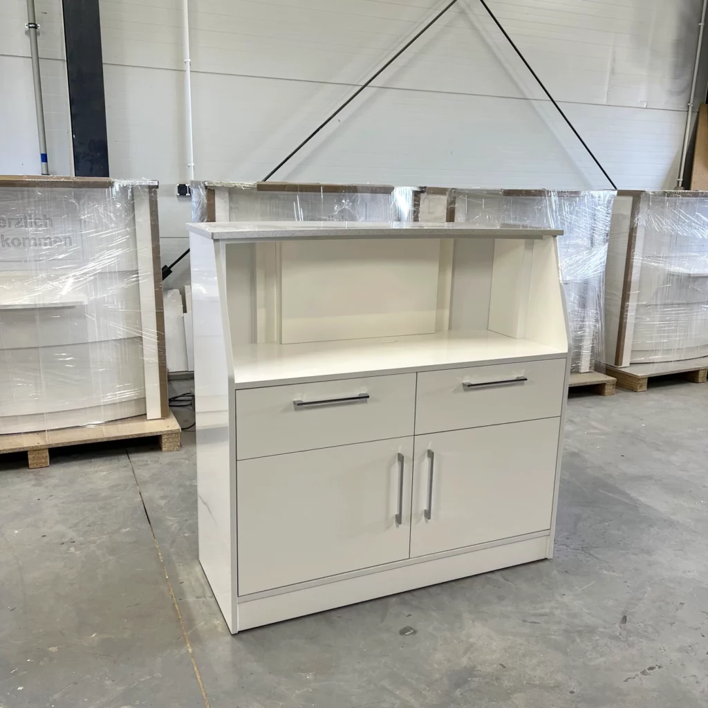 Nowoczesny biały podświetlany regał na lakiery do paznokci