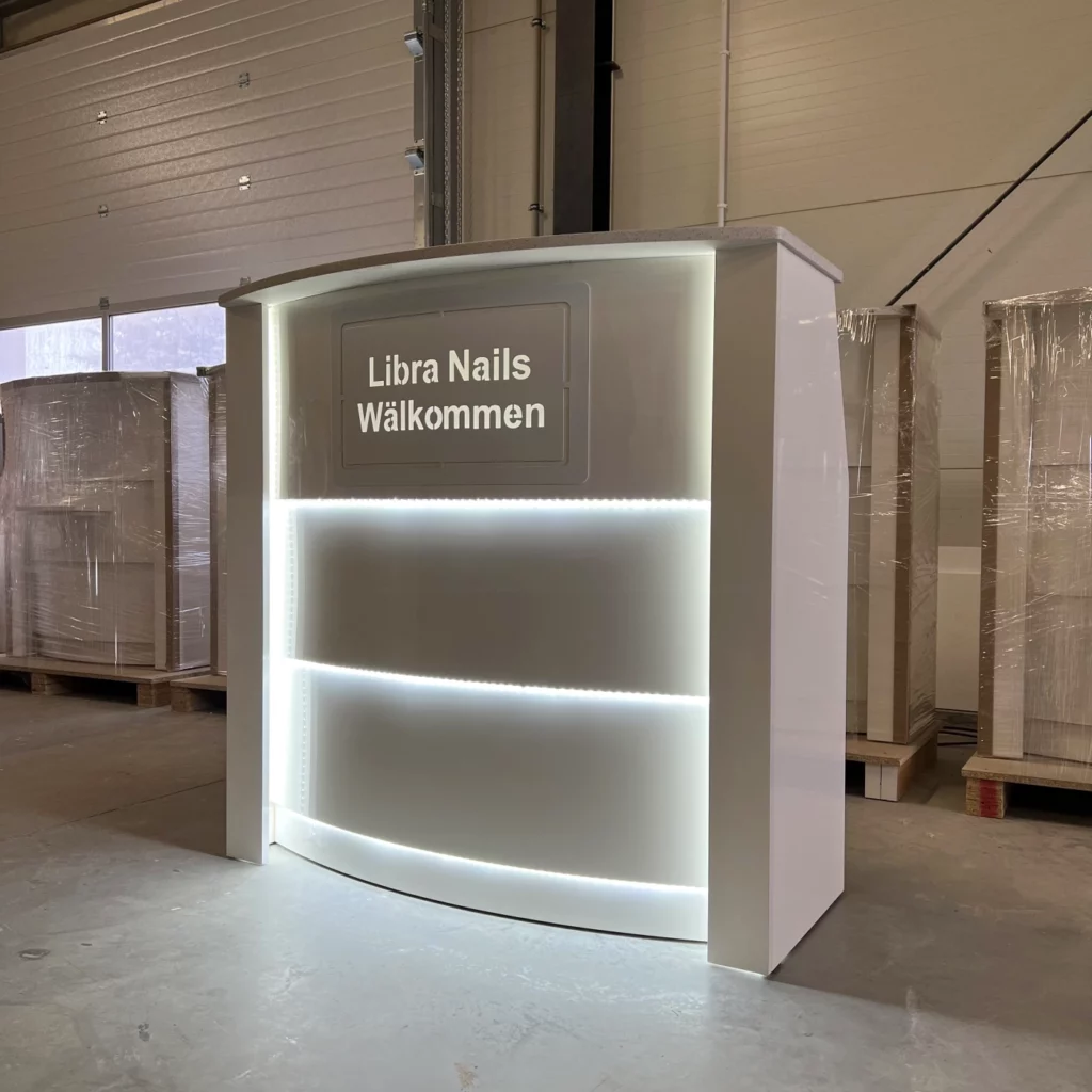 Nowoczesny podświetlany regał na lakiery do paznokci