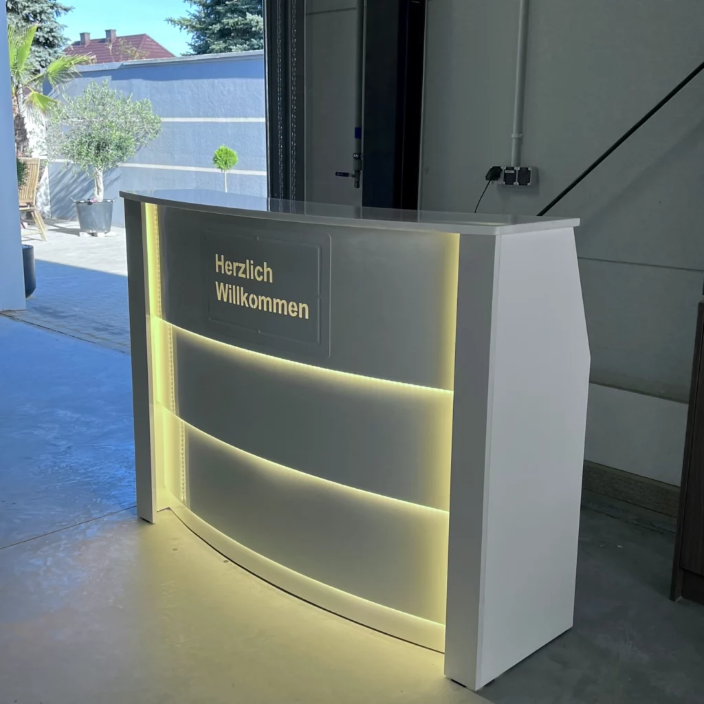 Nowoczesny podświetlany regał na lakiery do paznokci do salonów kosmetycznych