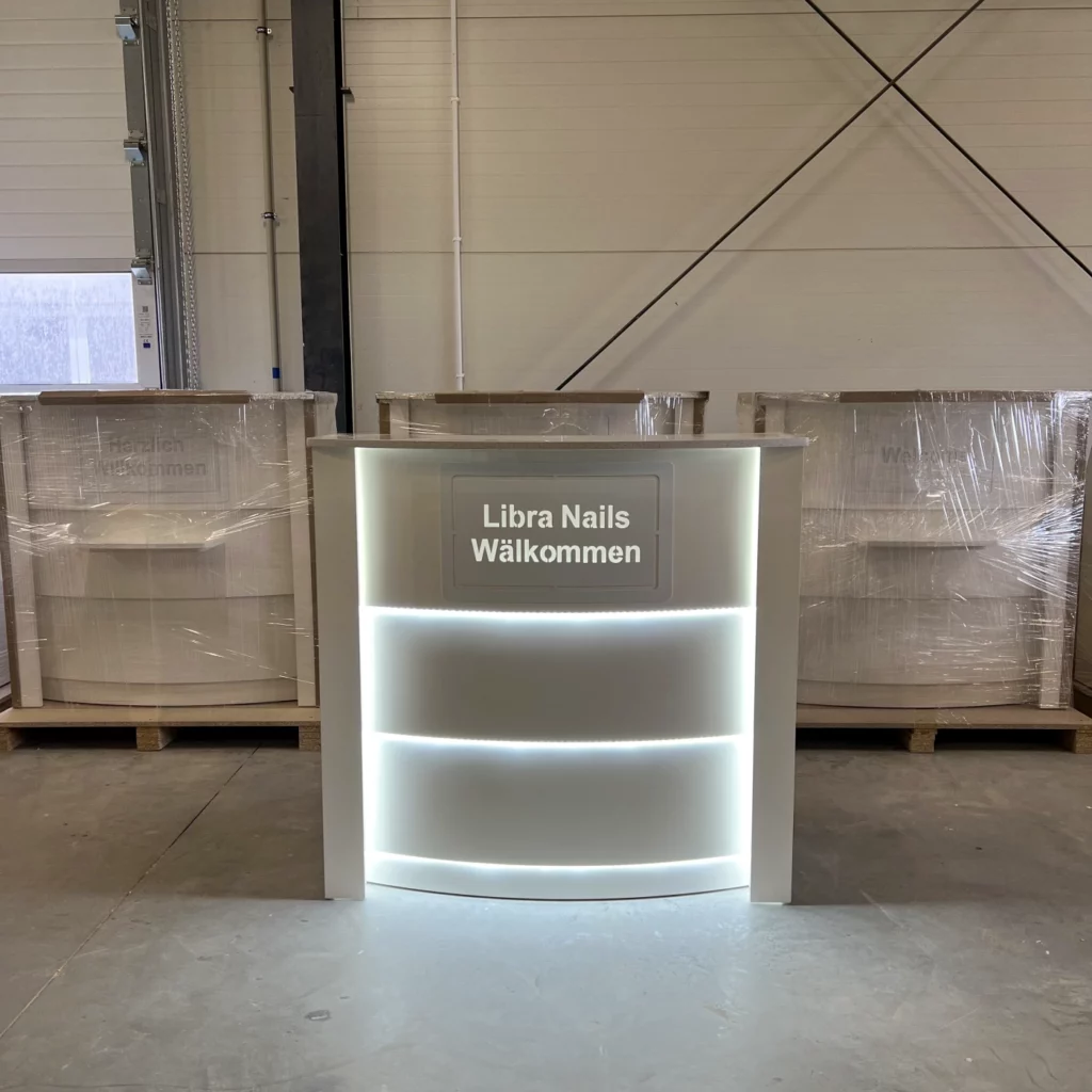 Nowoczesny podświetlany regał na lakiery do paznokci na wymiar